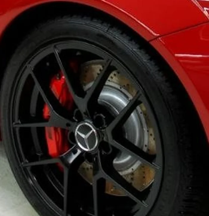 Detail kola a červeného brzdového třmenu AMG